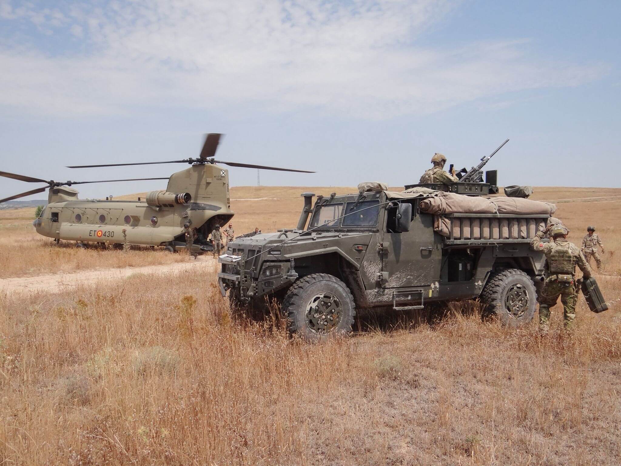 Helicóptero Chinook y vehículo táctico del Ejército de Tierra durante un ejercicio en campo